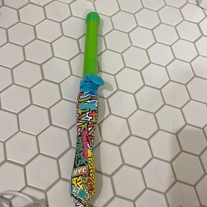 Graffiti Beachwaver iron